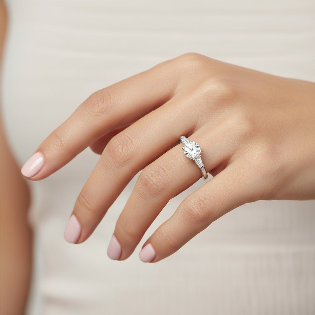 Anillo Solitario Moissanita y Circones Baguette